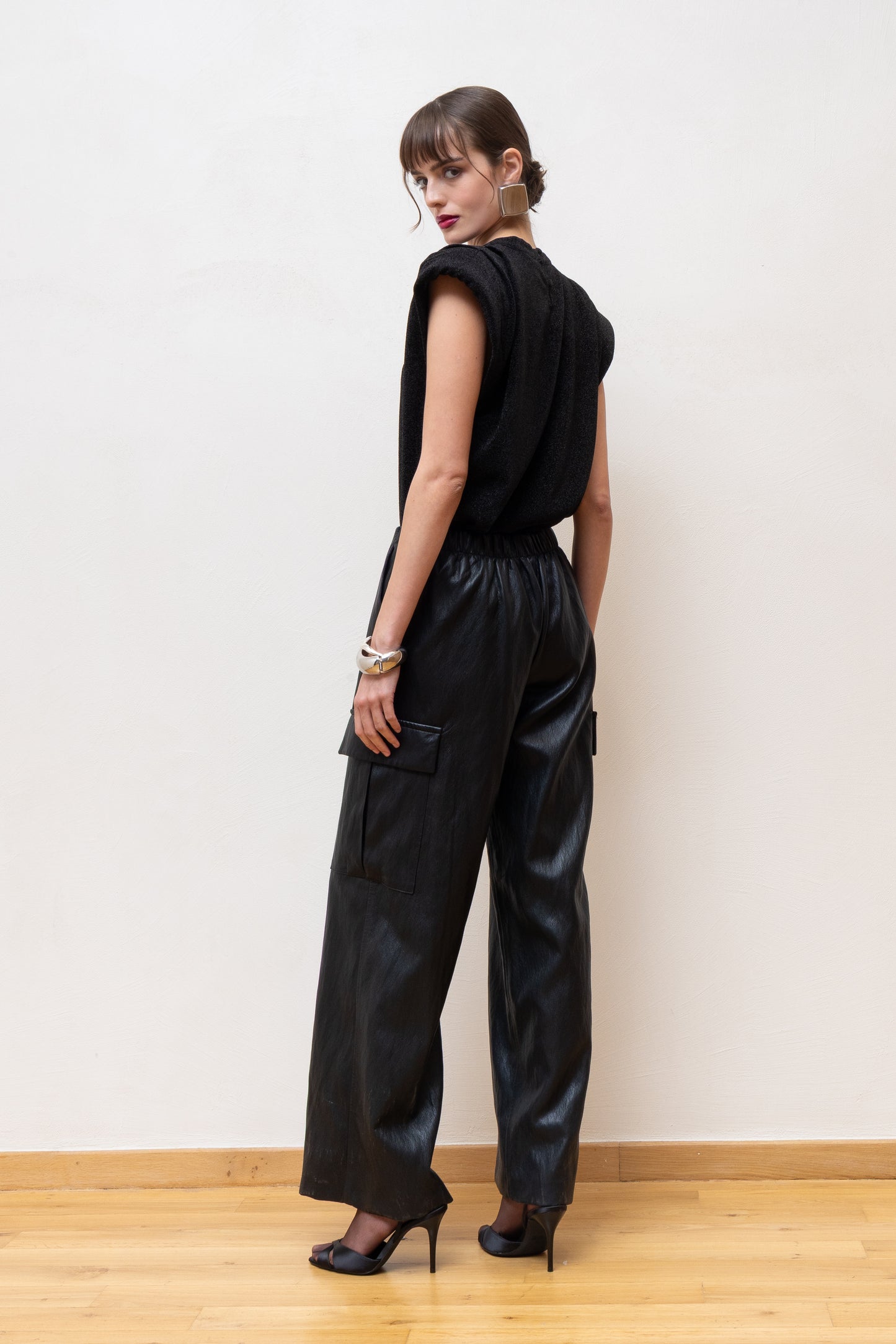STAGE STRUCTURED SHOULDER TOP BLACK