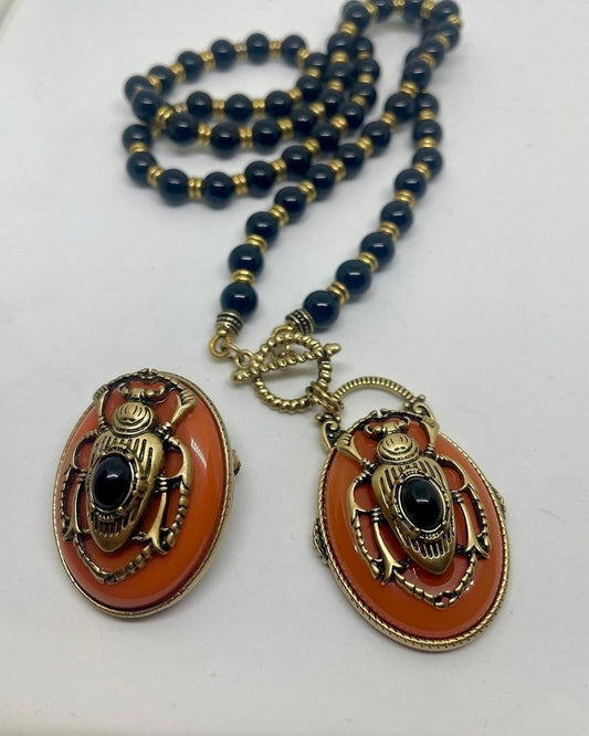 ΚΟΛΙΕ ΜΕ ΣΚΑΡΑΒΑΙΟ ΚΑΙ ΧΑΝΤΡΕΣ ORANGE