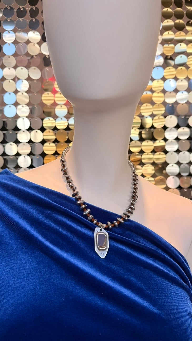 ΚΟΛΙΕ ΜΕ ΧΑΝΤΡΕΣ ΚΑΙ ΚΑΦΕ ΠΕΤΡΑ