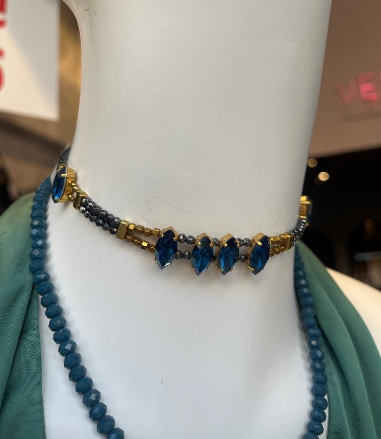 CHOKER ΜΕ ΧΑΝΤΡΕΣ ΚΑΙ ΜΠΛΕ ΣΤΡΑΣ - Vesta Donna
