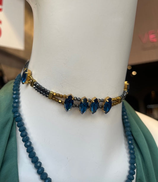 CHOKER ΜΕ ΧΑΝΤΡΕΣ ΚΑΙ ΜΠΛΕ ΣΤΡΑΣ - Vesta Donna