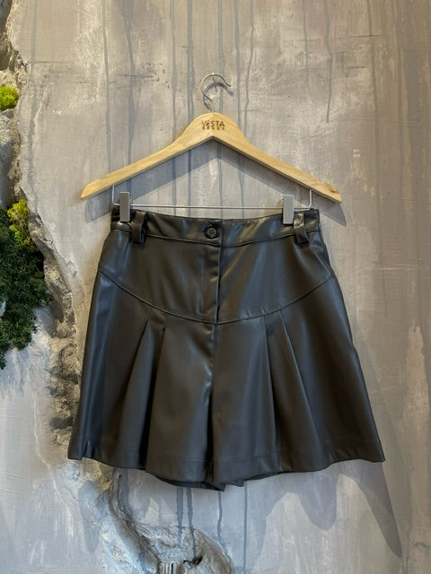 Nema SHORTS ΔΕΡΜΑΤΙΝΟ ΜΕ ΠΙΕΤΕΣ - Vesta Donna