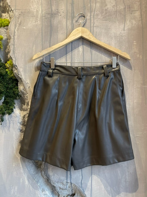 Nema SHORTS ΔΕΡΜΑΤΙΝΟ ΜΕ ΠΙΕΤΕΣ - Vesta Donna