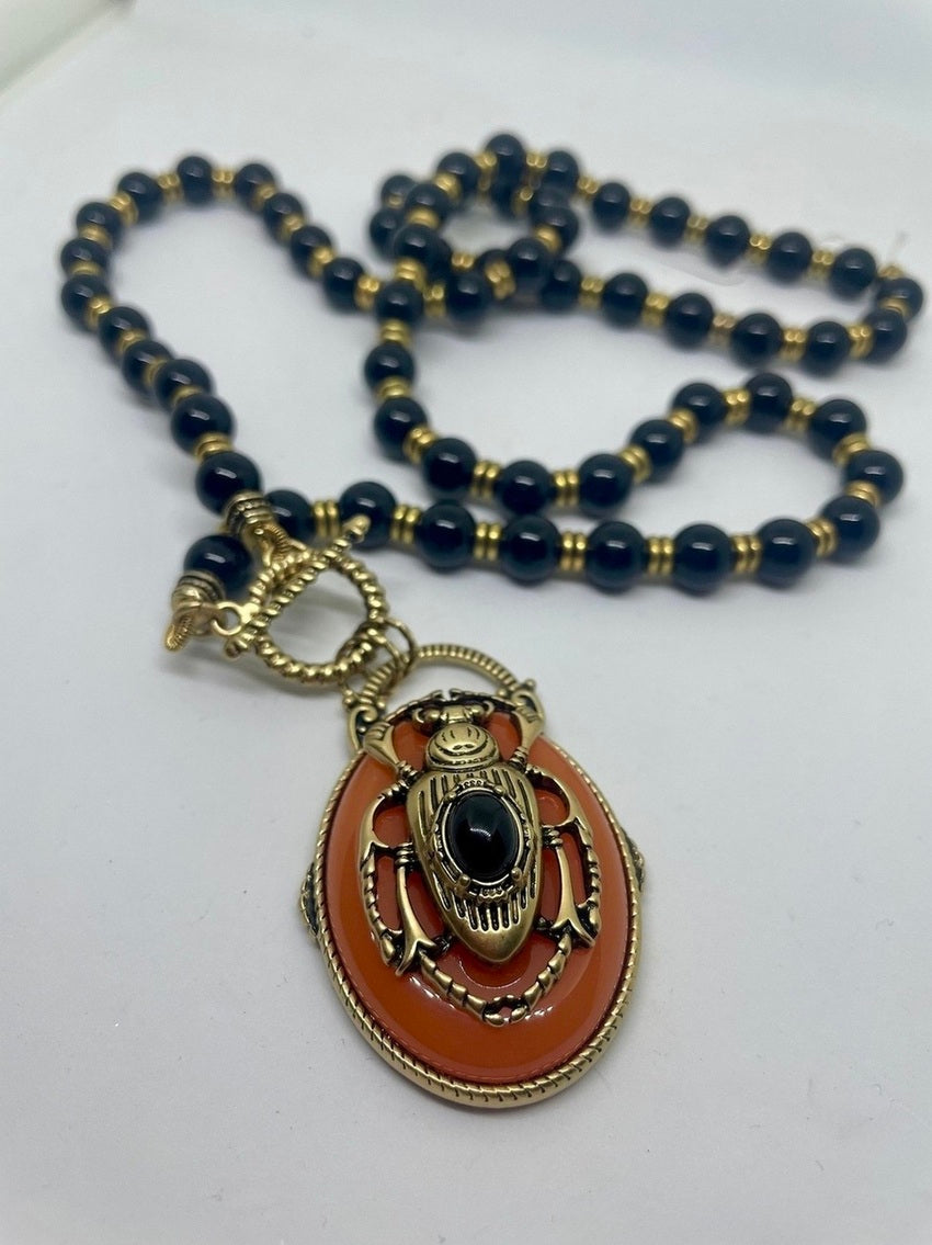 ΚΟΛΙΕ ΜΕ ΣΚΑΡΑΒΑΙΟ ΚΑΙ ΧΑΝΤΡΕΣ ORANGE