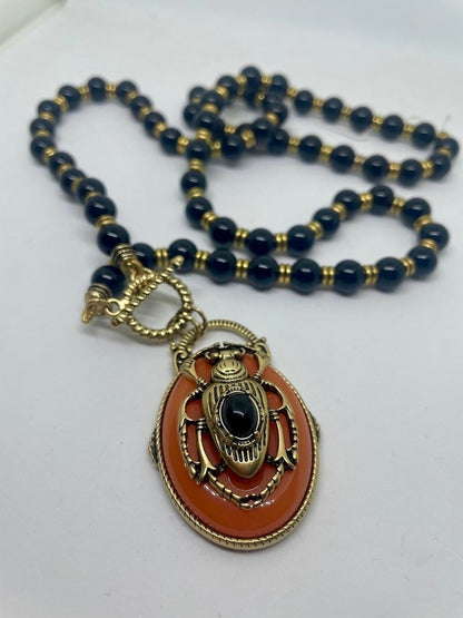 ΚΟΛΙΕ ΜΕ ΣΚΑΡΑΒΑΙΟ ΚΑΙ ΧΑΝΤΡΕΣ ORANGE