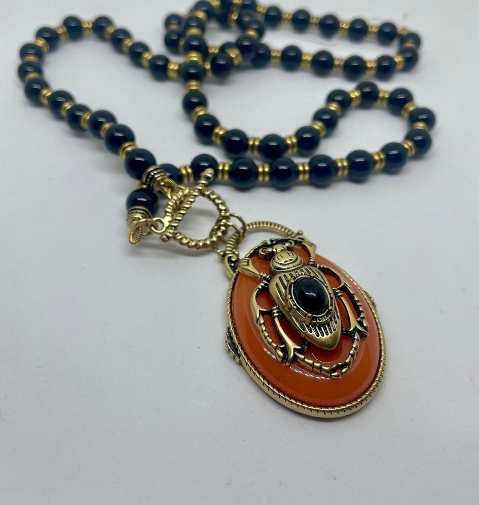 ΚΟΛΙΕ ΜΕ ΣΚΑΡΑΒΑΙΟ ΚΑΙ ΧΑΝΤΡΕΣ ORANGE