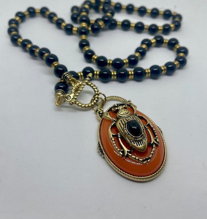 ΚΟΛΙΕ ΜΕ ΣΚΑΡΑΒΑΙΟ ΚΑΙ ΧΑΝΤΡΕΣ ORANGE