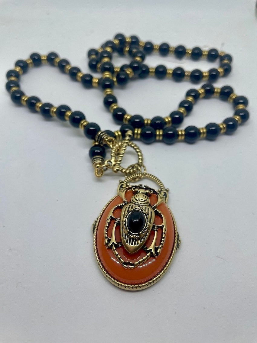 ΚΟΛΙΕ ΜΕ ΣΚΑΡΑΒΑΙΟ ΚΑΙ ΧΑΝΤΡΕΣ ORANGE