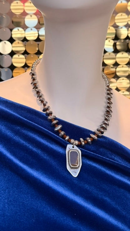 ΚΟΛΙΕ ΜΕ ΧΑΝΤΡΕΣ ΚΑΙ ΚΑΦΕ ΠΕΤΡΑ