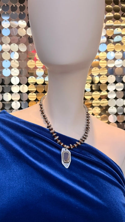 ΚΟΛΙΕ ΜΕ ΧΑΝΤΡΕΣ ΚΑΙ ΚΑΦΕ ΠΕΤΡΑ