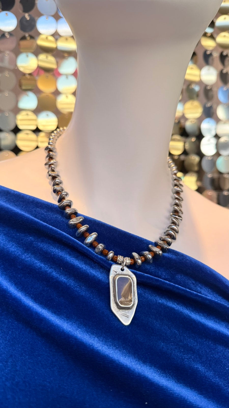 ΚΟΛΙΕ ΜΕ ΧΑΝΤΡΕΣ ΚΑΙ ΚΑΦΕ ΠΕΤΡΑ