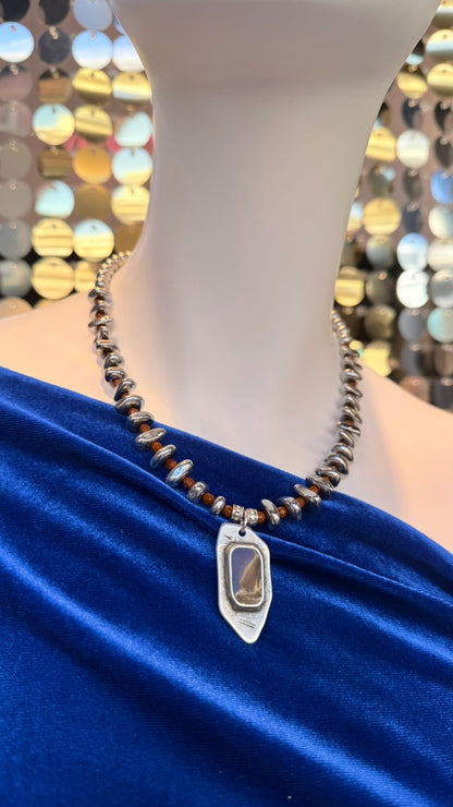 ΚΟΛΙΕ ΜΕ ΧΑΝΤΡΕΣ ΚΑΙ ΚΑΦΕ ΠΕΤΡΑ